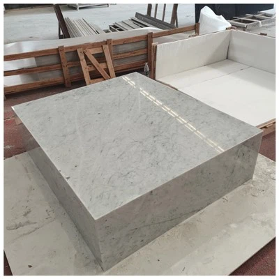 Mesa auxiliar con zócalo de mármol de Carrara